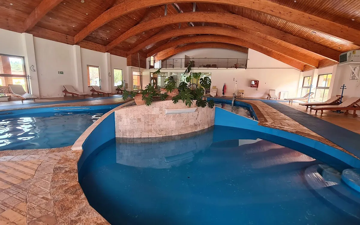 Piscinas y entorno de Termas de Catillo